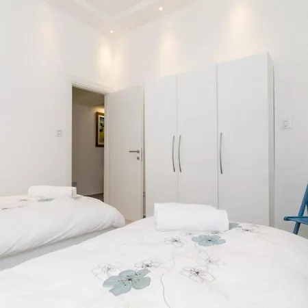 Take That - Two Bedroom With Terrace *